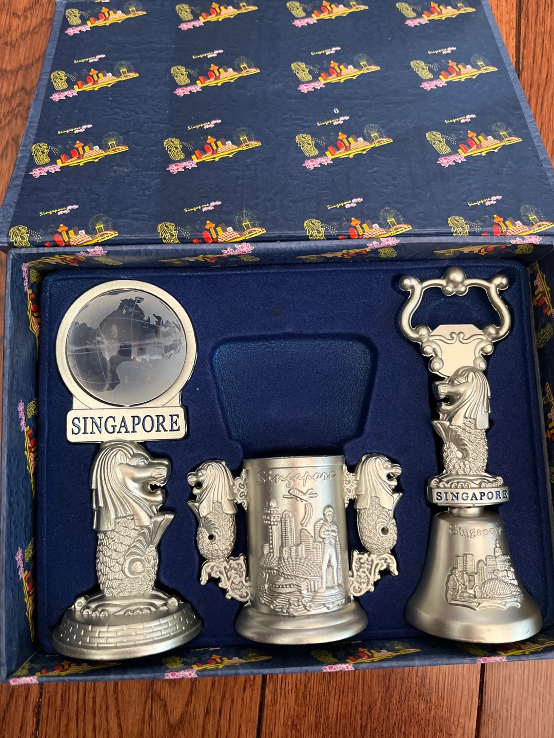 🏈SINGAPORE GIFT BOX WITH ITEMS