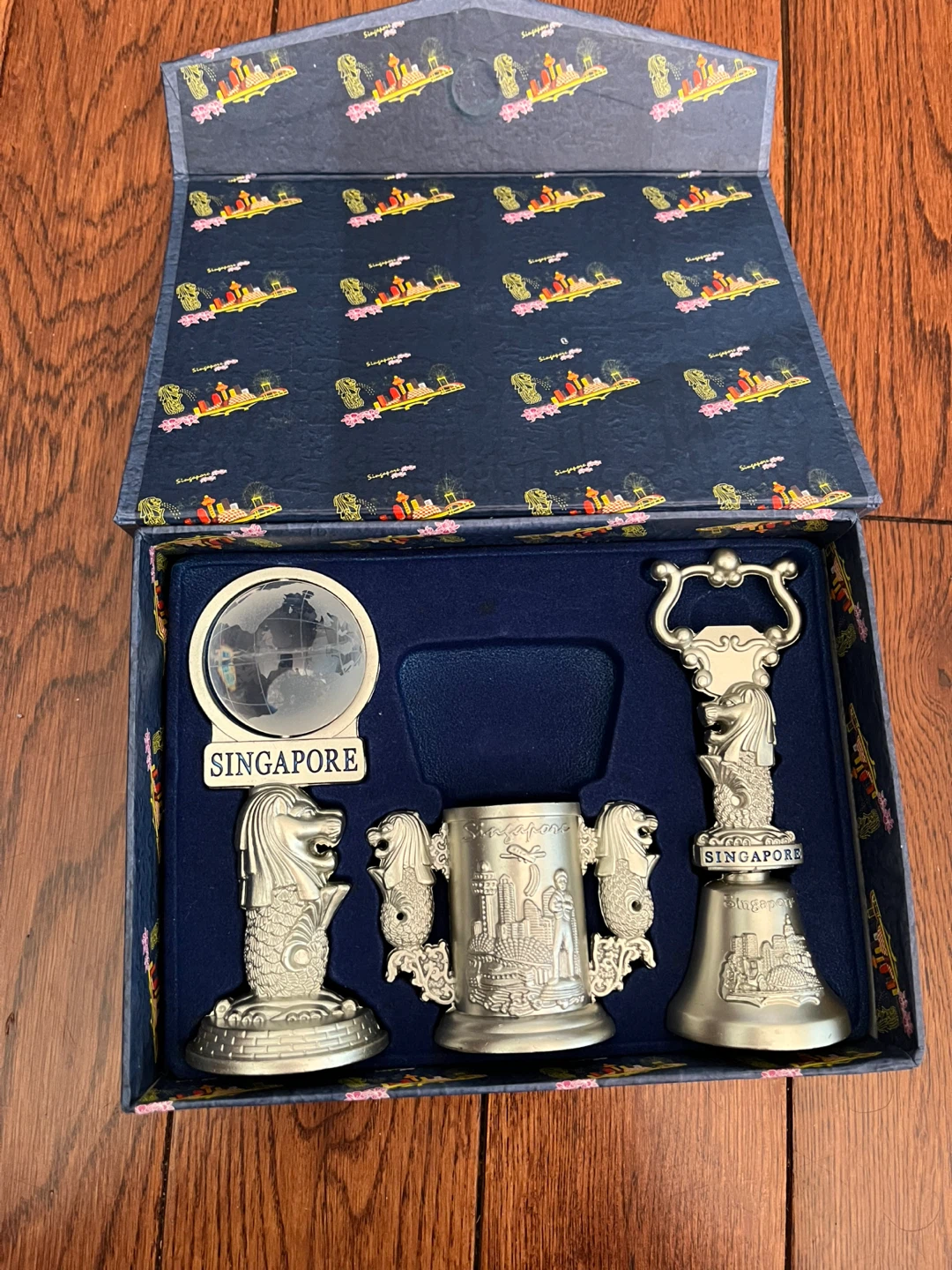 🏈SINGAPORE GIFT BOX WITH ITEMS - photo 3