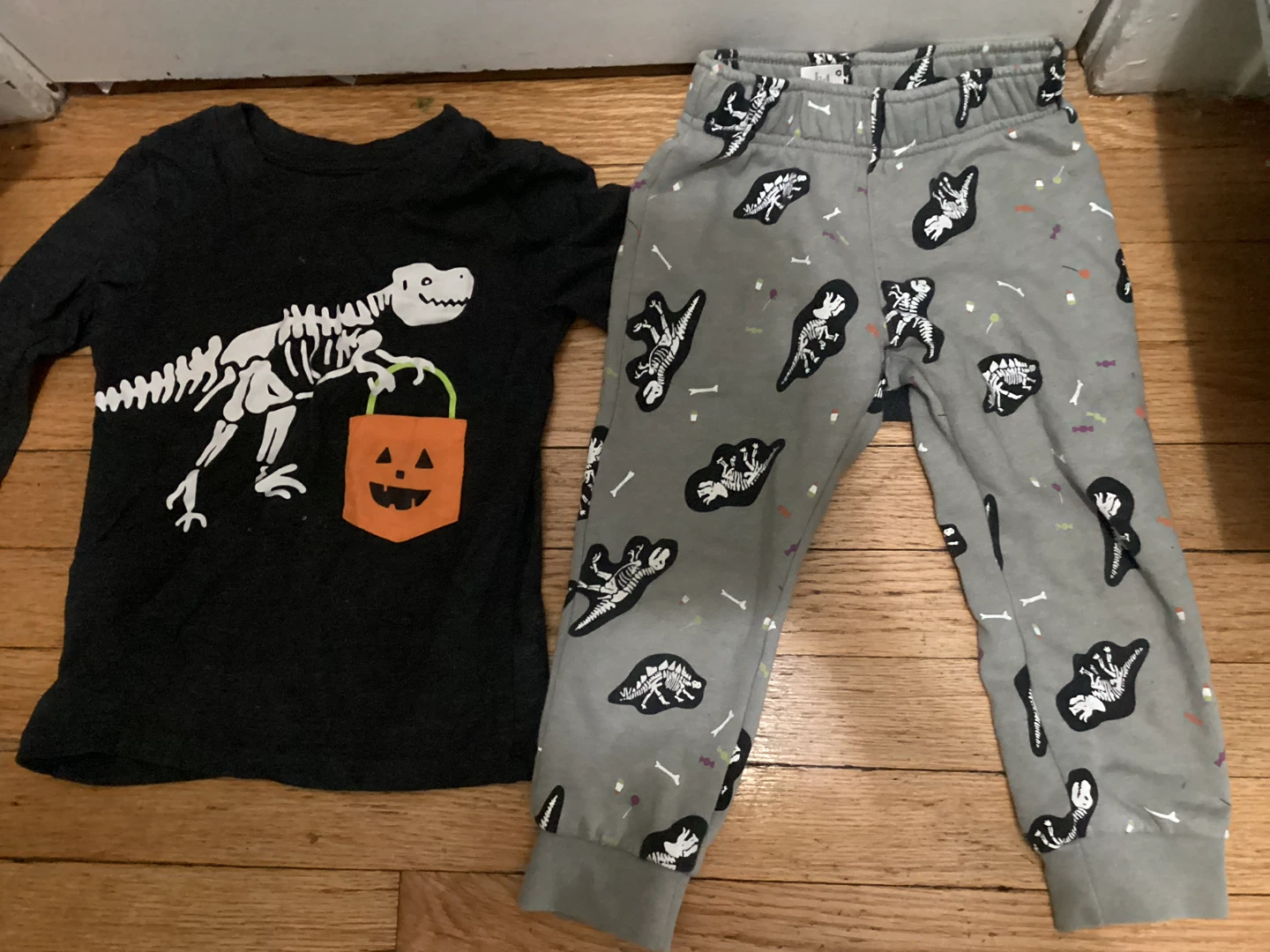 🏈 3T Dinosaur Halloween Pajama Set