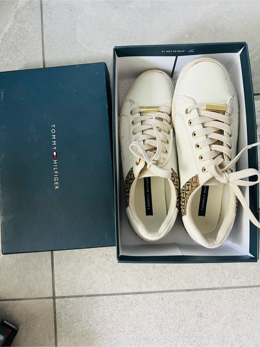 Tommy Hilfiger women’s sneakers in original box (size 7)