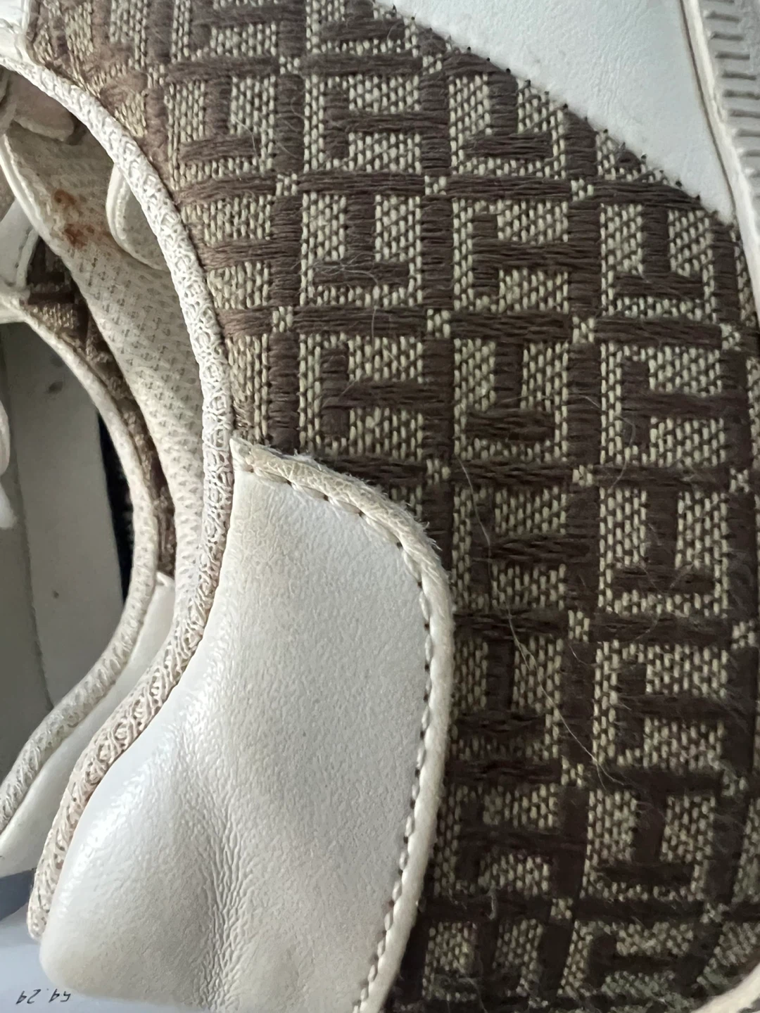 Tommy Hilfiger women’s sneakers in original box (size 7) - photo 2