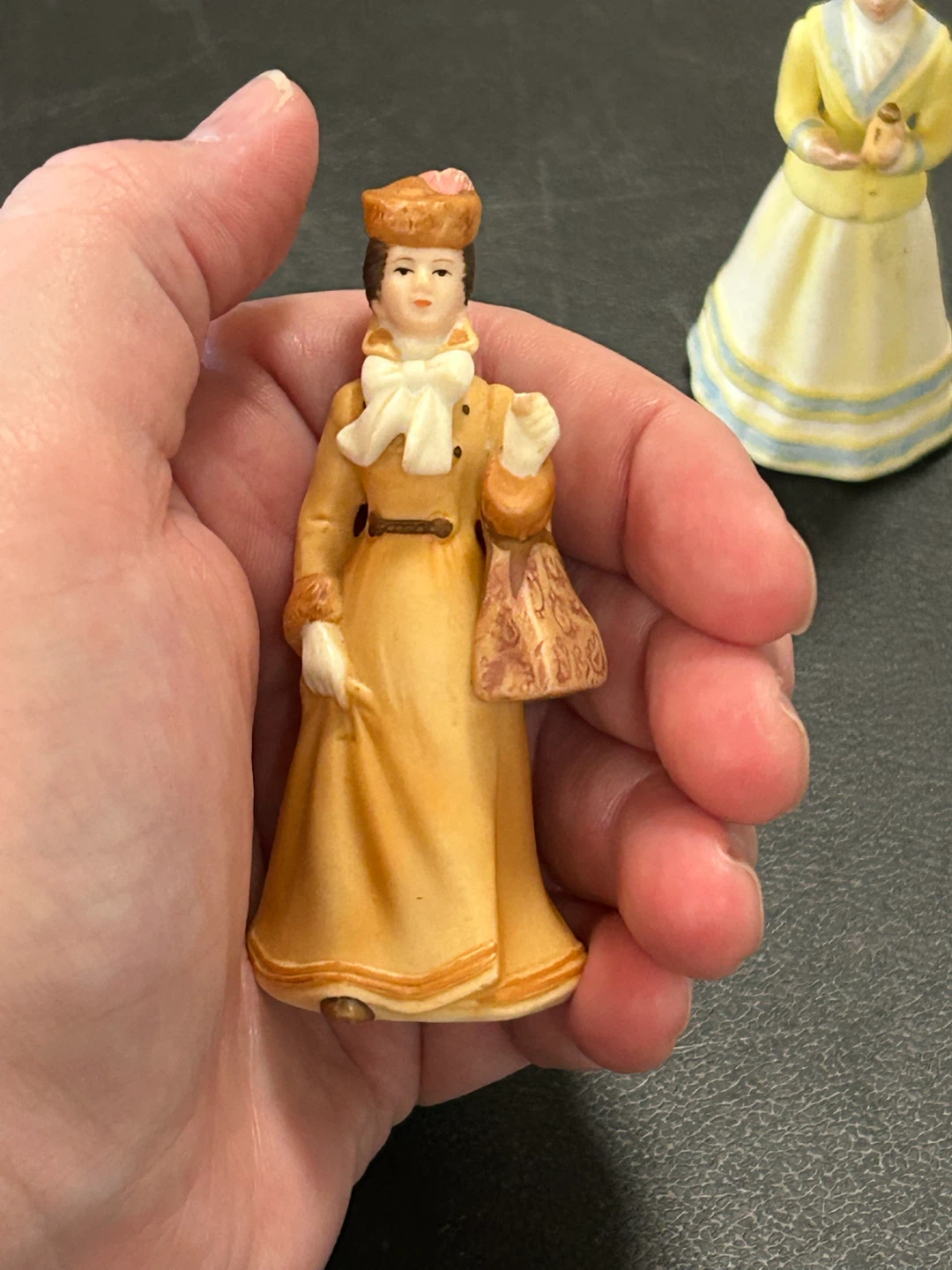Avon President's Club Miniature Albee Figurine 1986 - photo 2