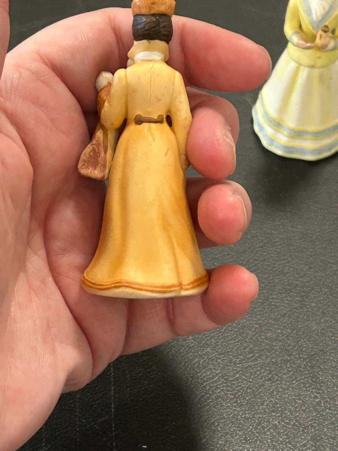 Avon President's Club Miniature Albee Figurine 1986 - photo 3