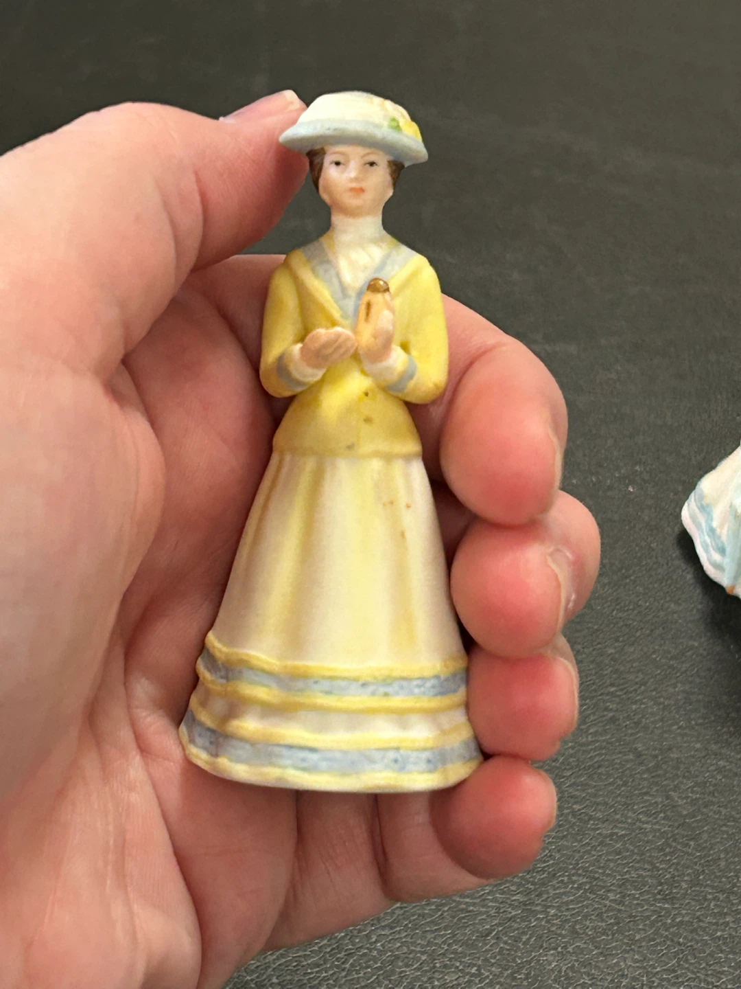 Avon President's Club Miniature Albee Figurine 1986 - photo 5