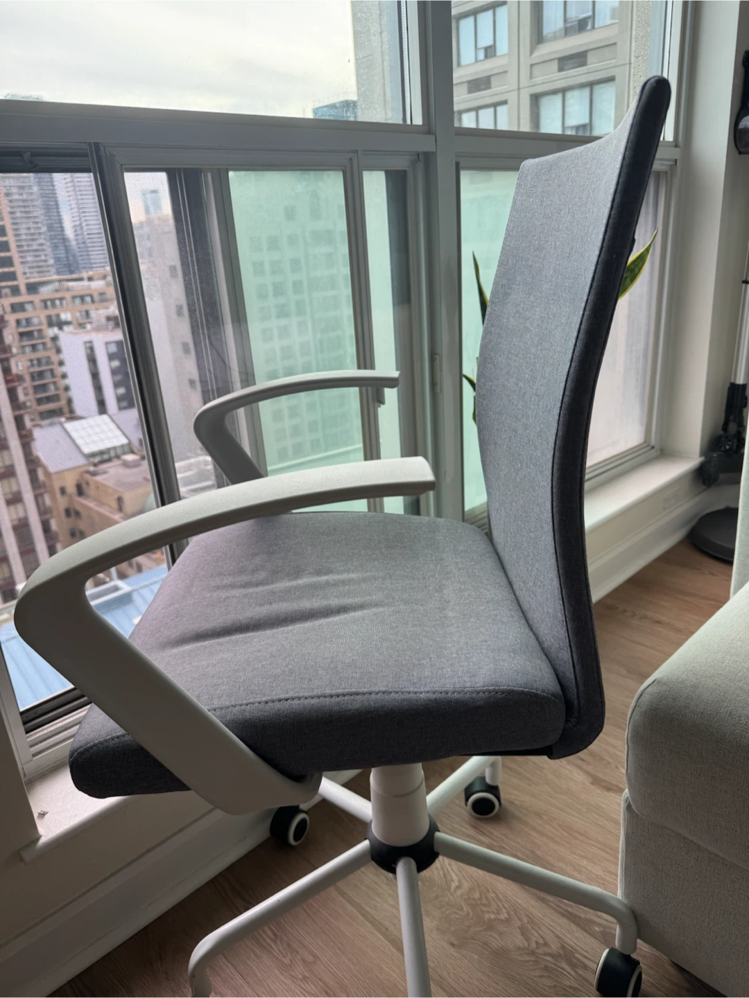 grey office chair - photo 2