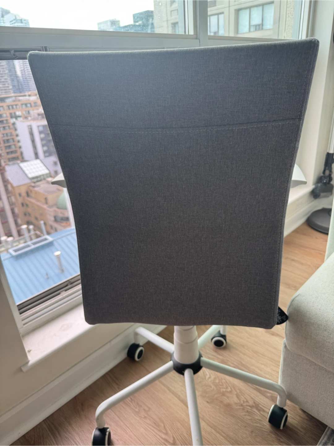 grey office chair - photo 3