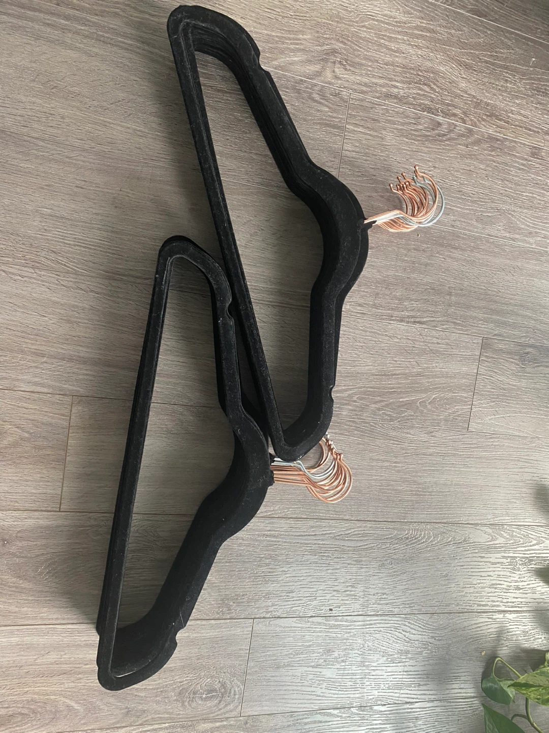 Set of black velvet hangers with rose gold hooks - photo 3