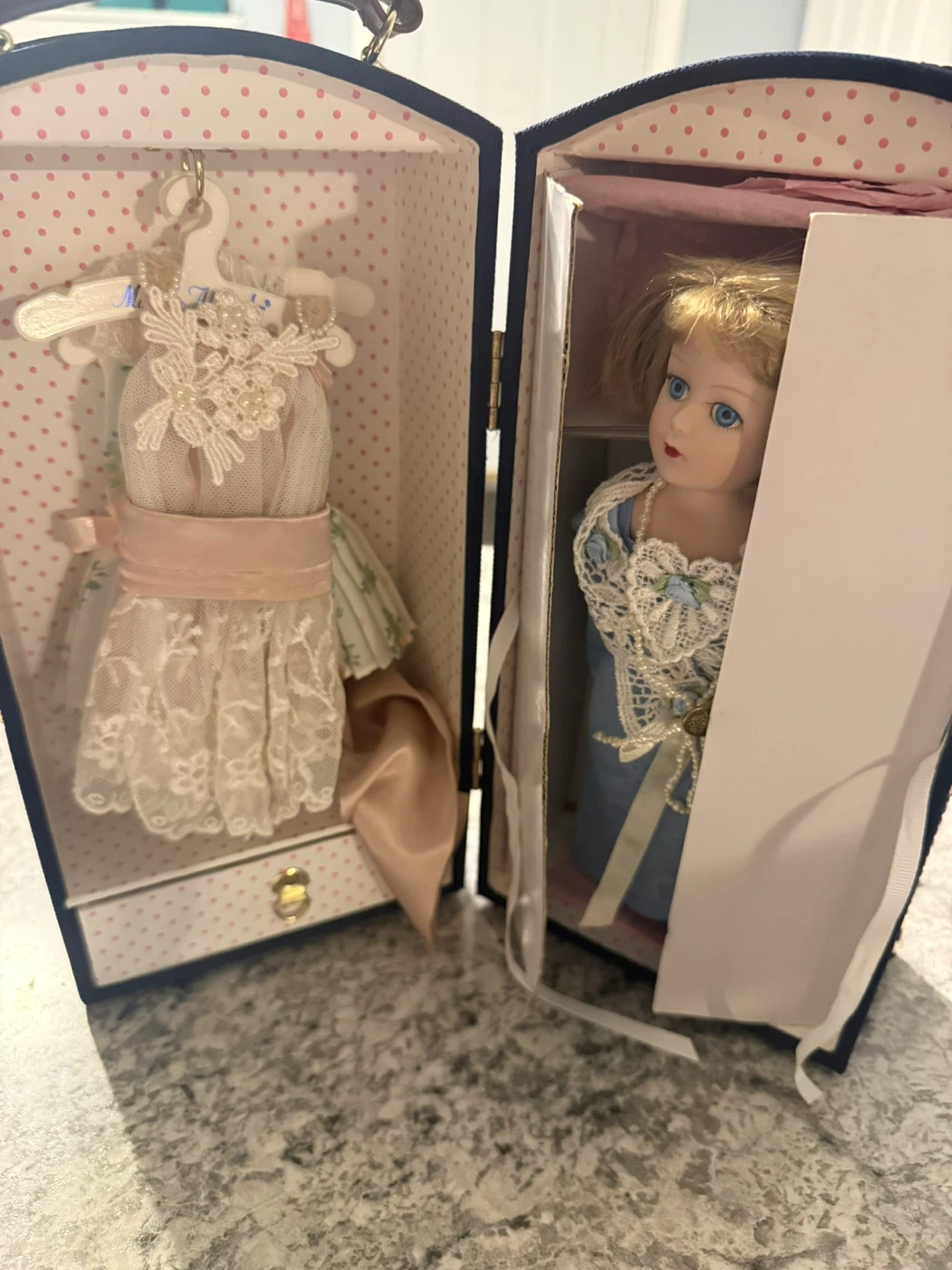 Madame Alexander Doll with Trunk and Accessories - photo 4