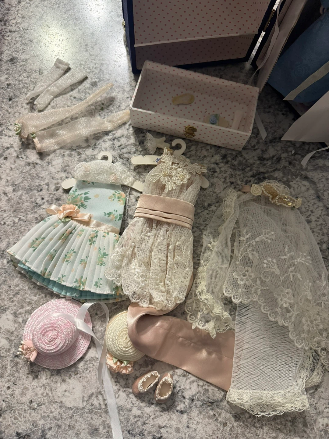 Madame Alexander Doll with Trunk and Accessories - photo 5