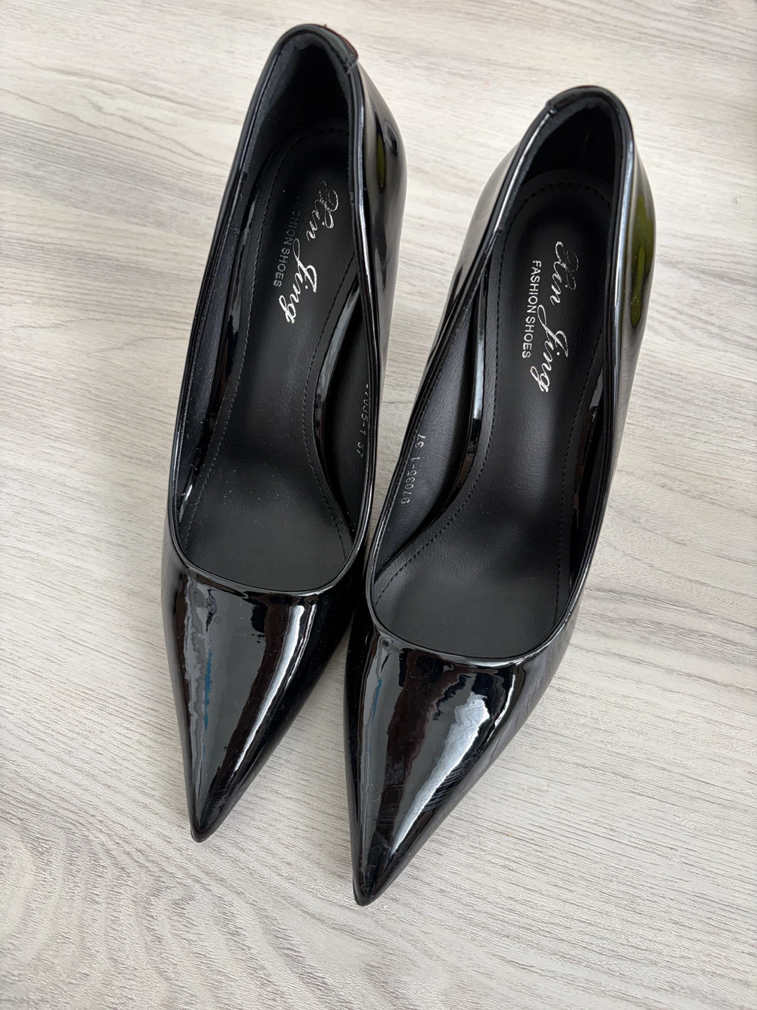 pumps, heels (Black, white two colors)