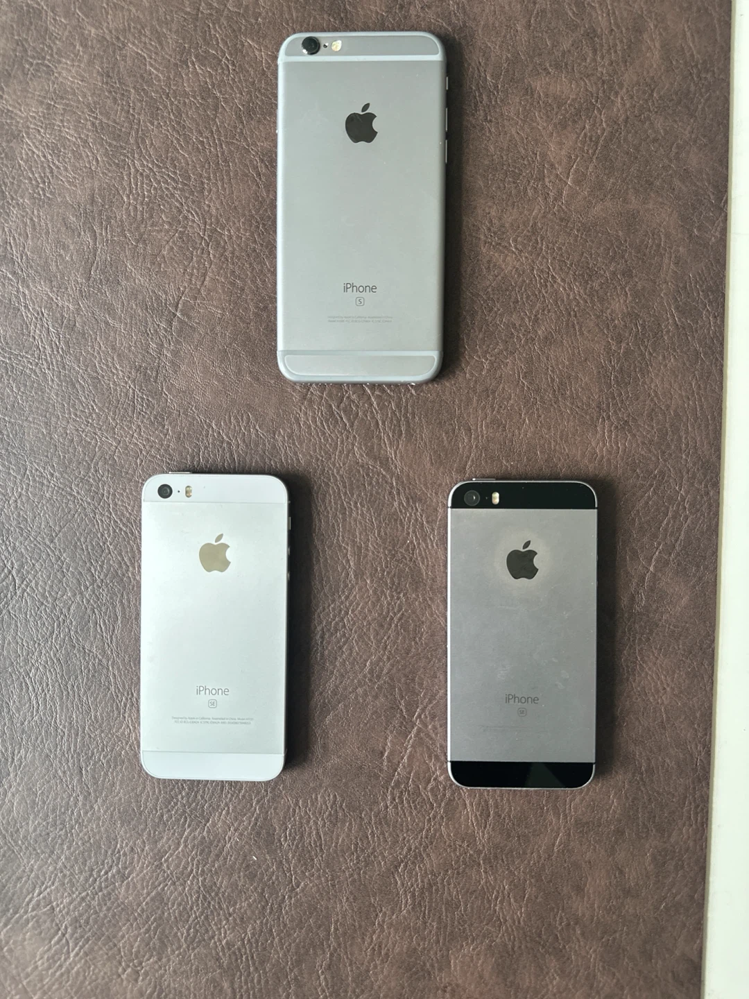 Three Apple iPhones (6s and SE) - photo 2