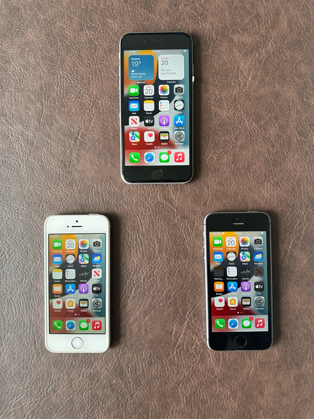 Three Apple iPhones (6s and SE) - photo 3