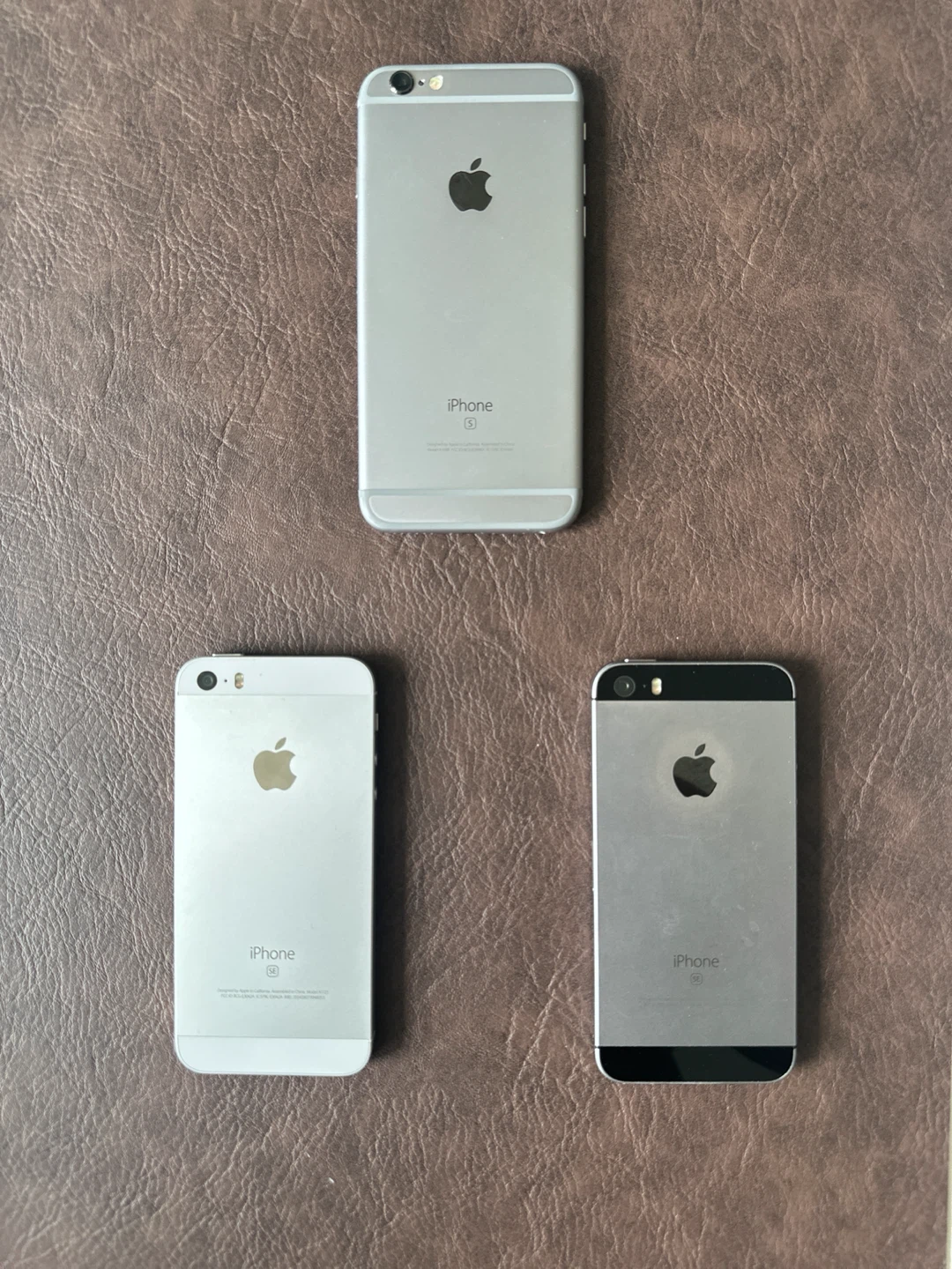 Three Apple iPhones (6s and SE) - photo 4