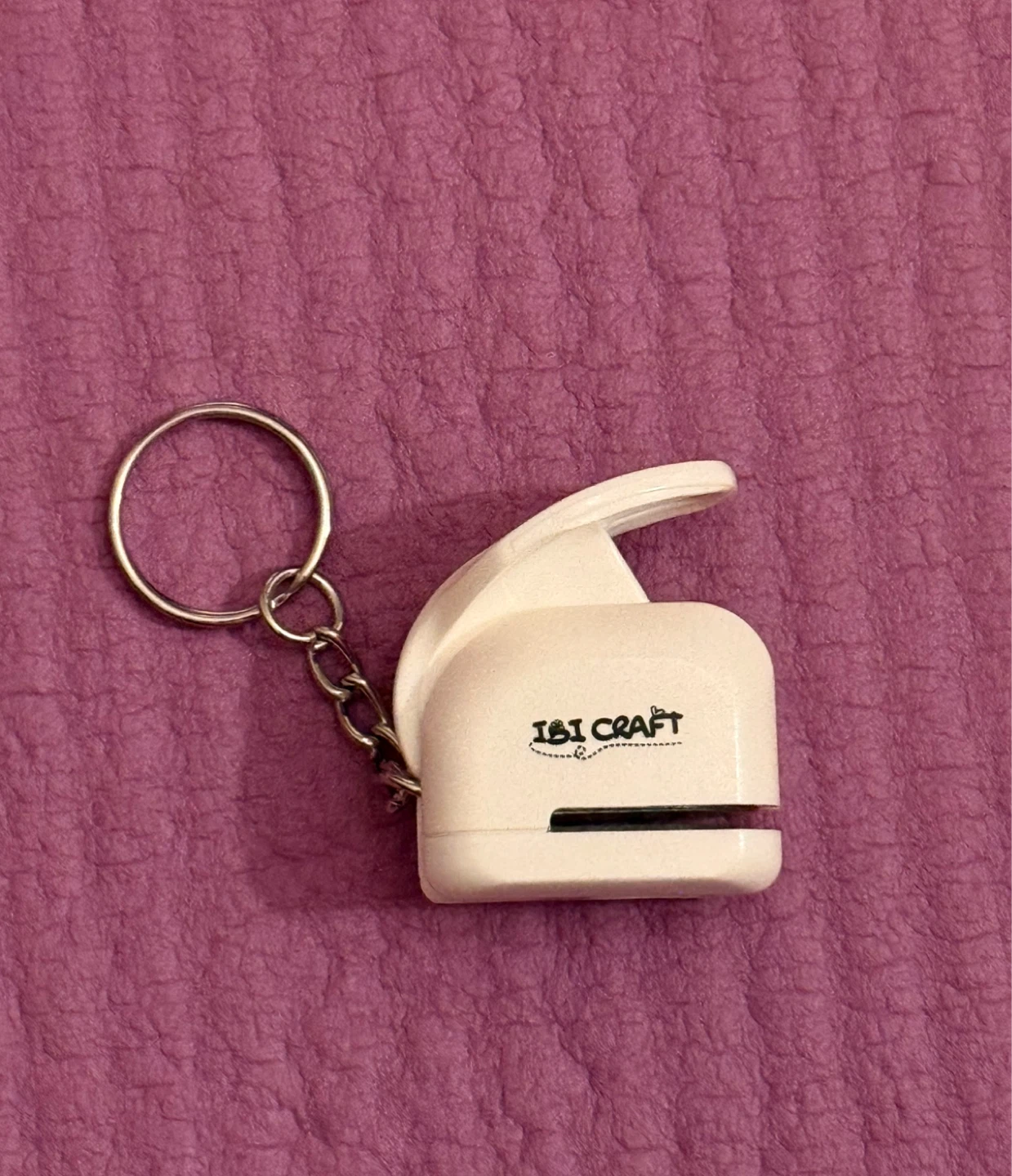 NEW✨🏈Heart Shape Keychain Paper Punch - photo 2