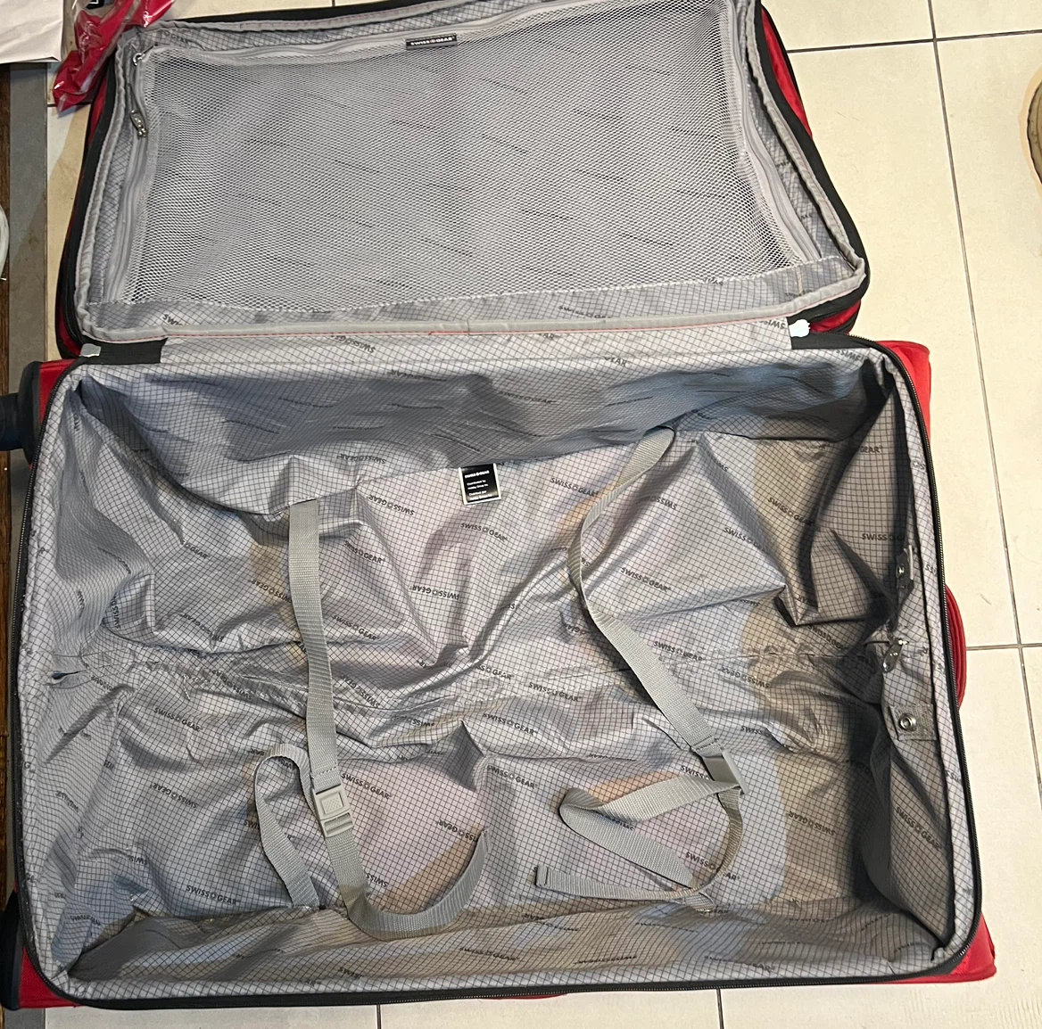 SwissGear Red Spinner Suitcase - photo 3