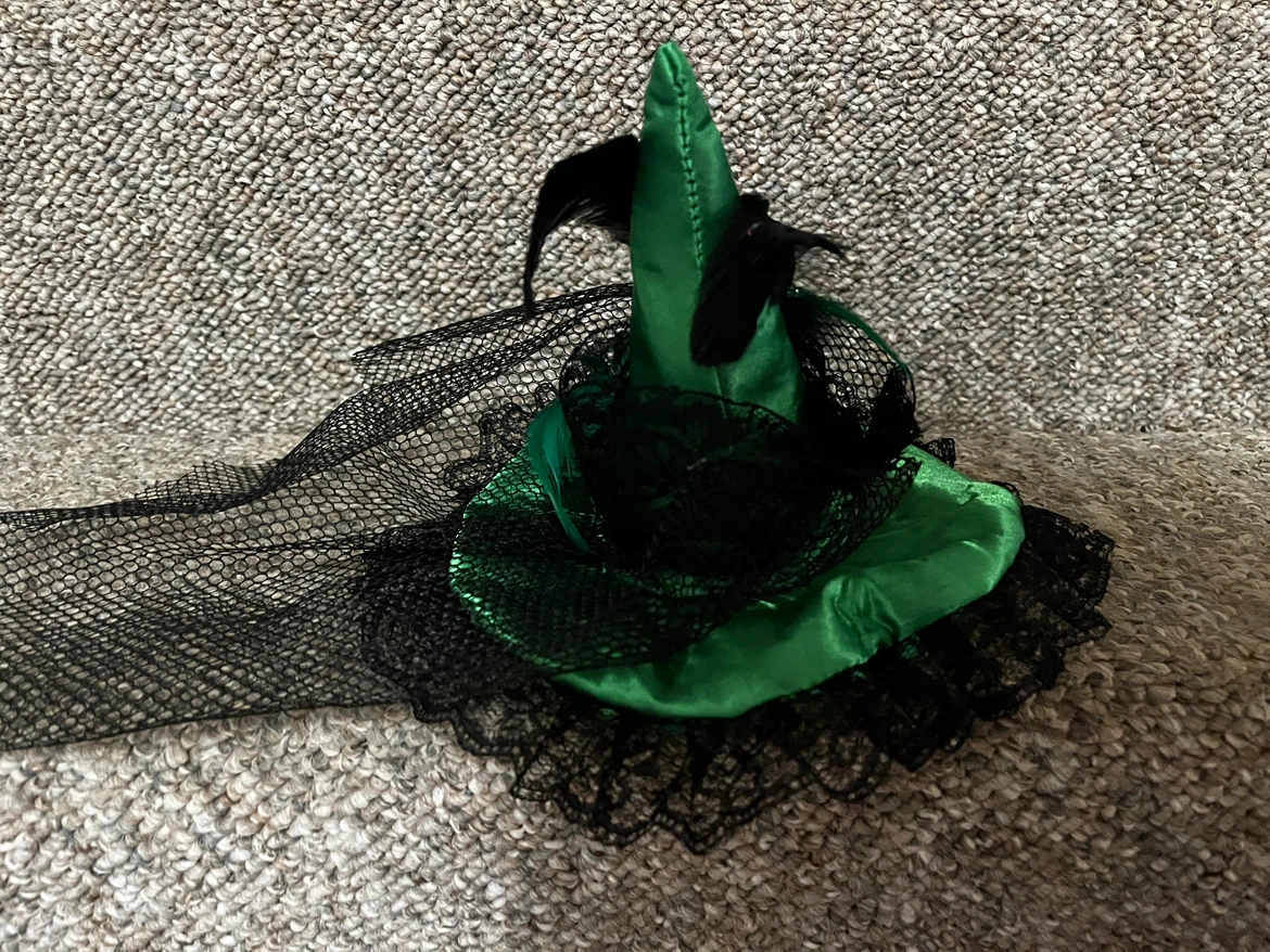 Dollarama Green Witch Hat Hair Clip - photo 2