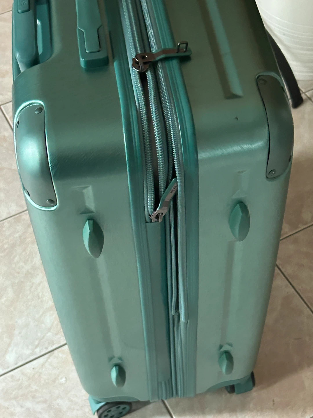 Heys  medium luggage (27X18X9.5”) - photo 3