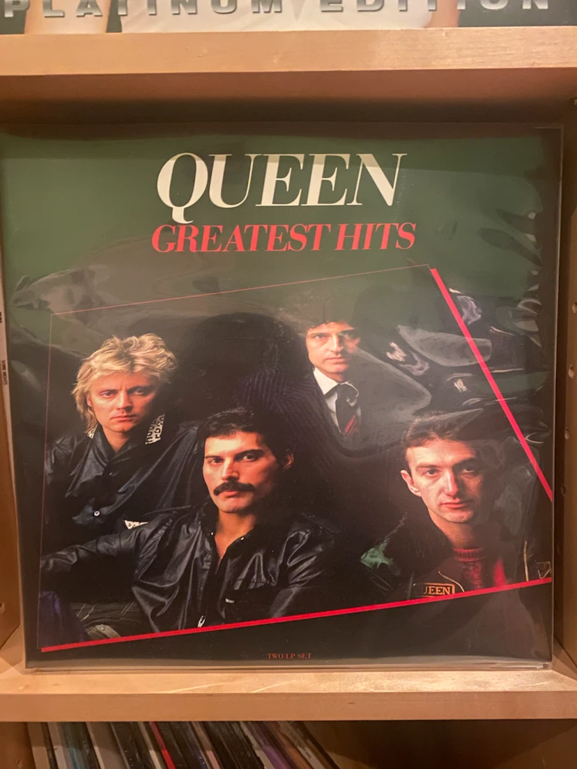 Queen Greatest Hits Vinyl 🏈