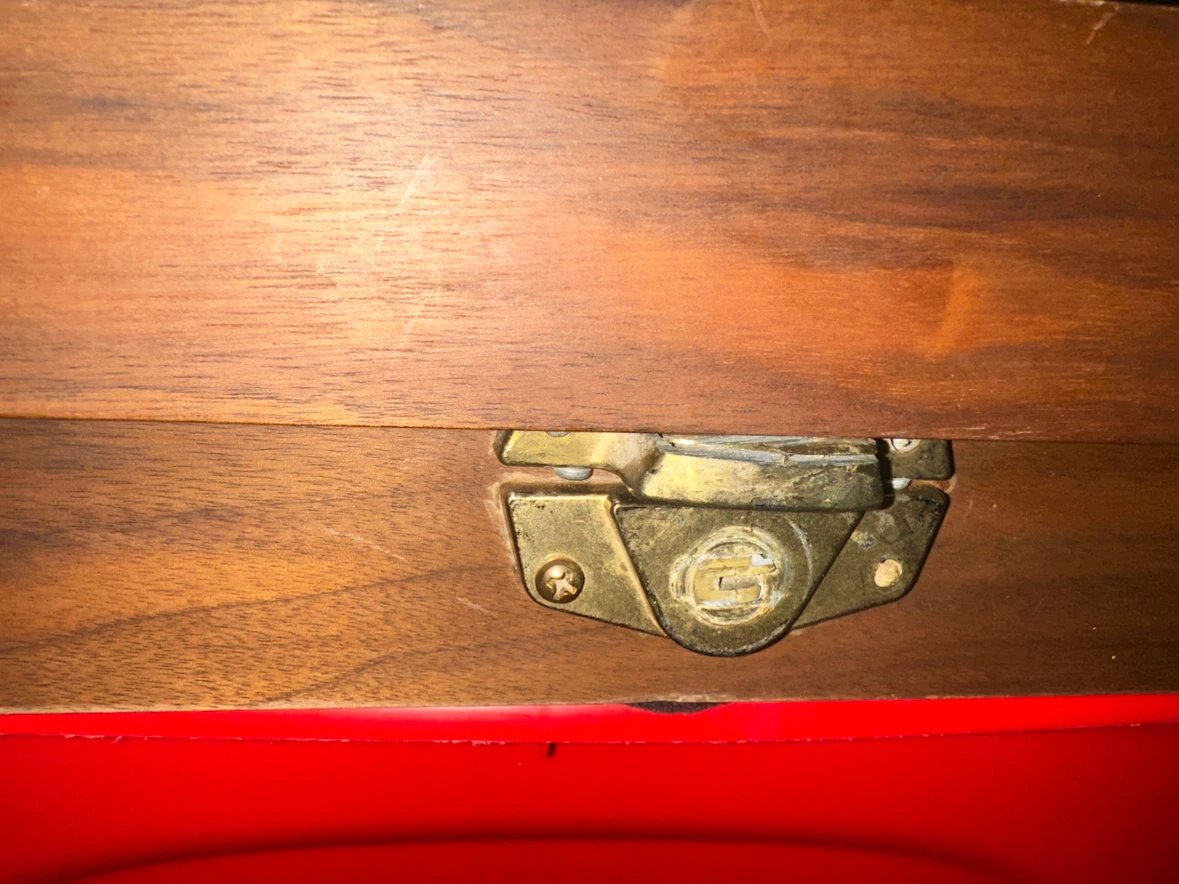 Beautiful Display Case - photo 3