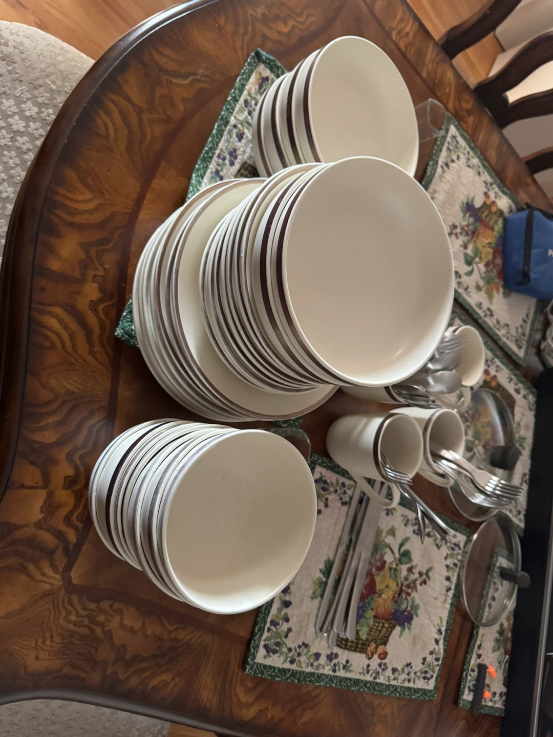 Large dinnerware set with bowls and mugs - photo 2