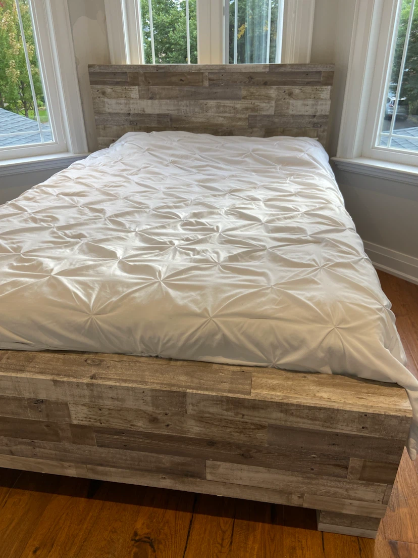Ashley Effie Exclusive Queen Panel Bed