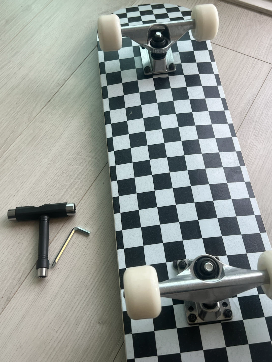 ANNEE 31" Complete Skateboard with T-Tool (Like New / Used Once)