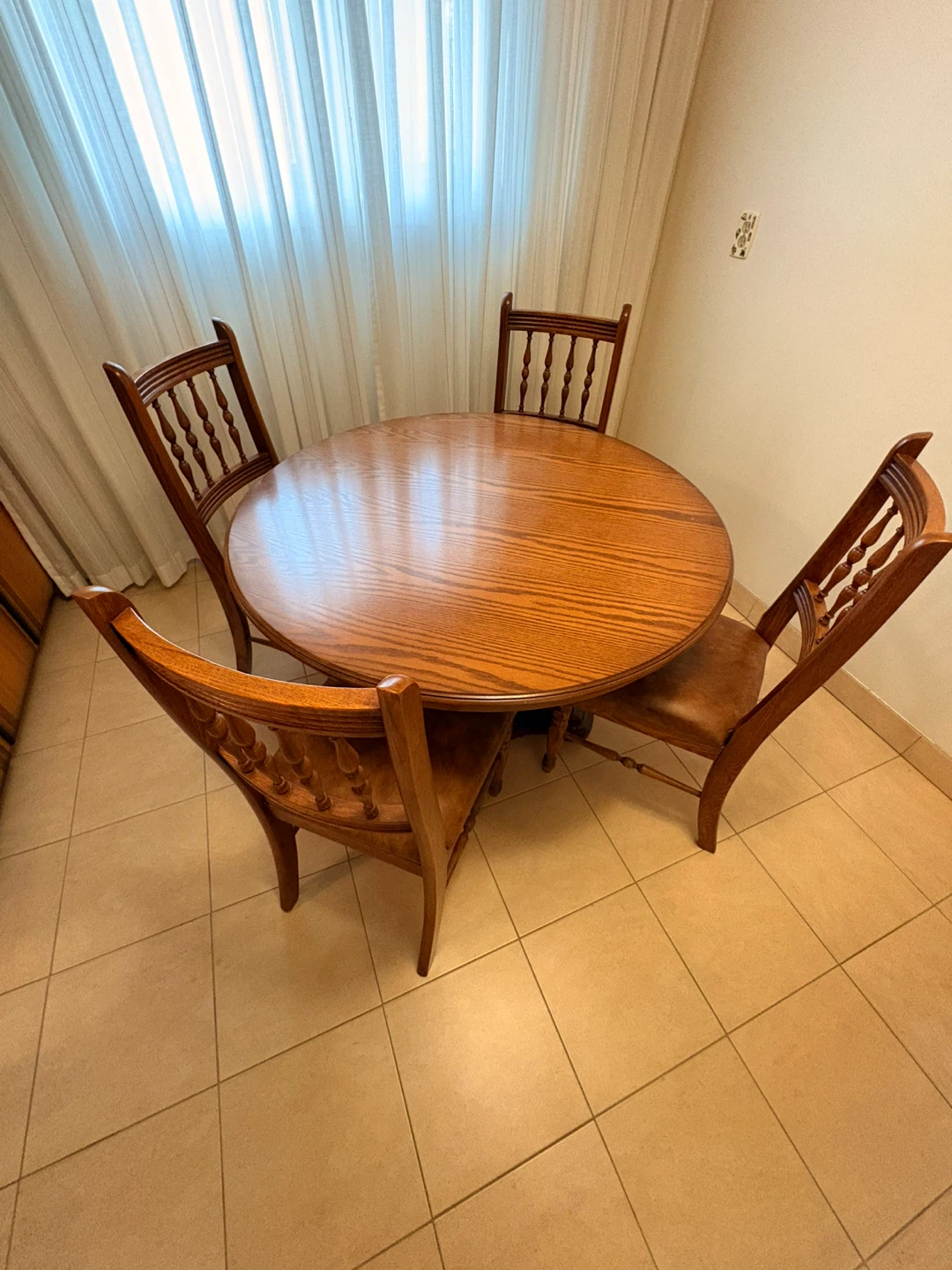 Round Oak Dining Table with 4 Chairs
