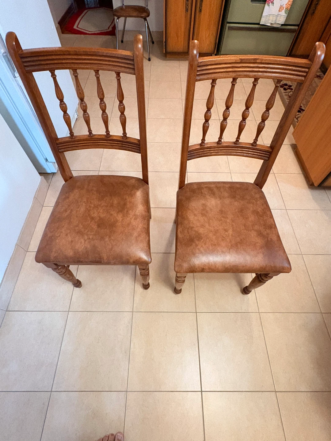Round Oak Dining Table with 4 Chairs - photo 3