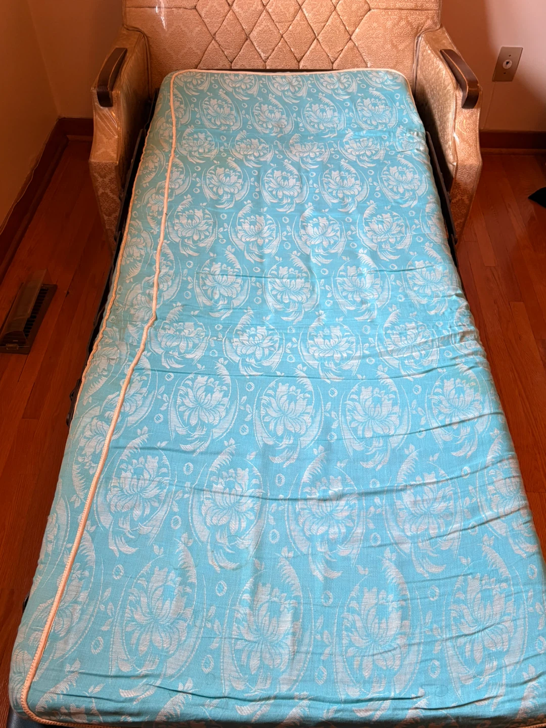 Vintage Convertible Sleeper Armchair - photo 4