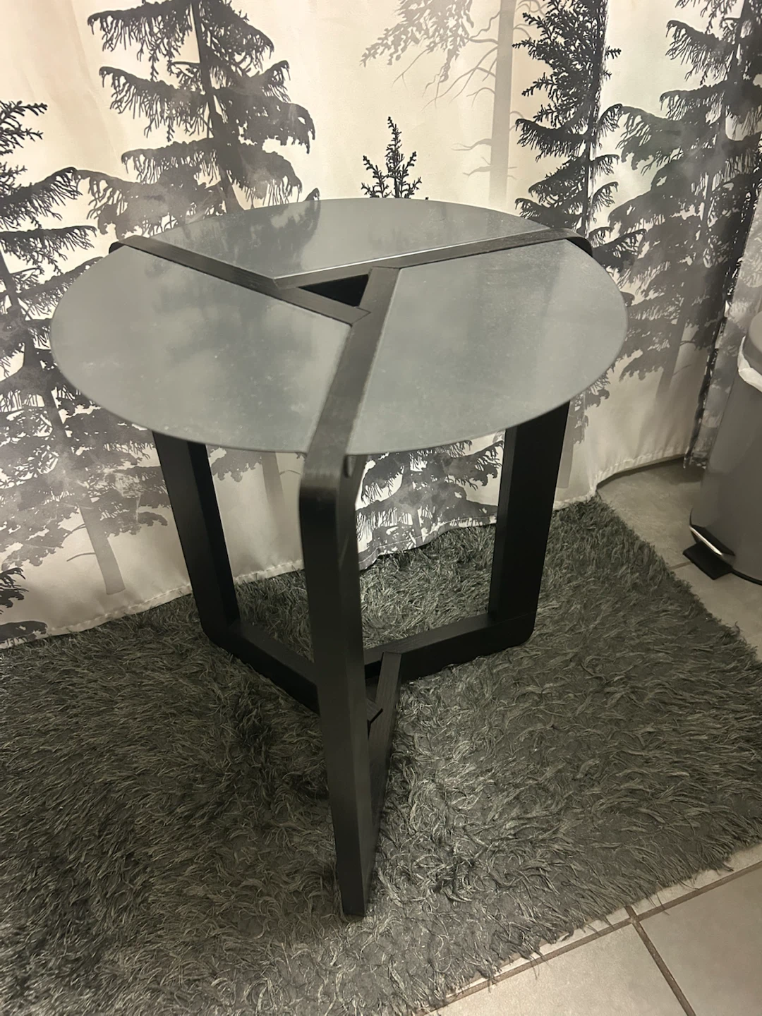 Modern Round Side Table with Geometric Metal Base 🏈