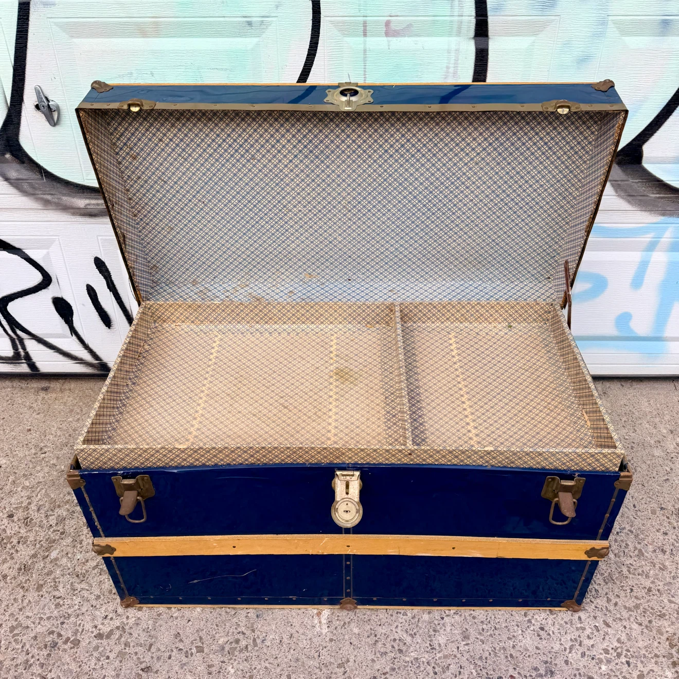 Vintage Steamer Trunk 🏈 - photo 2