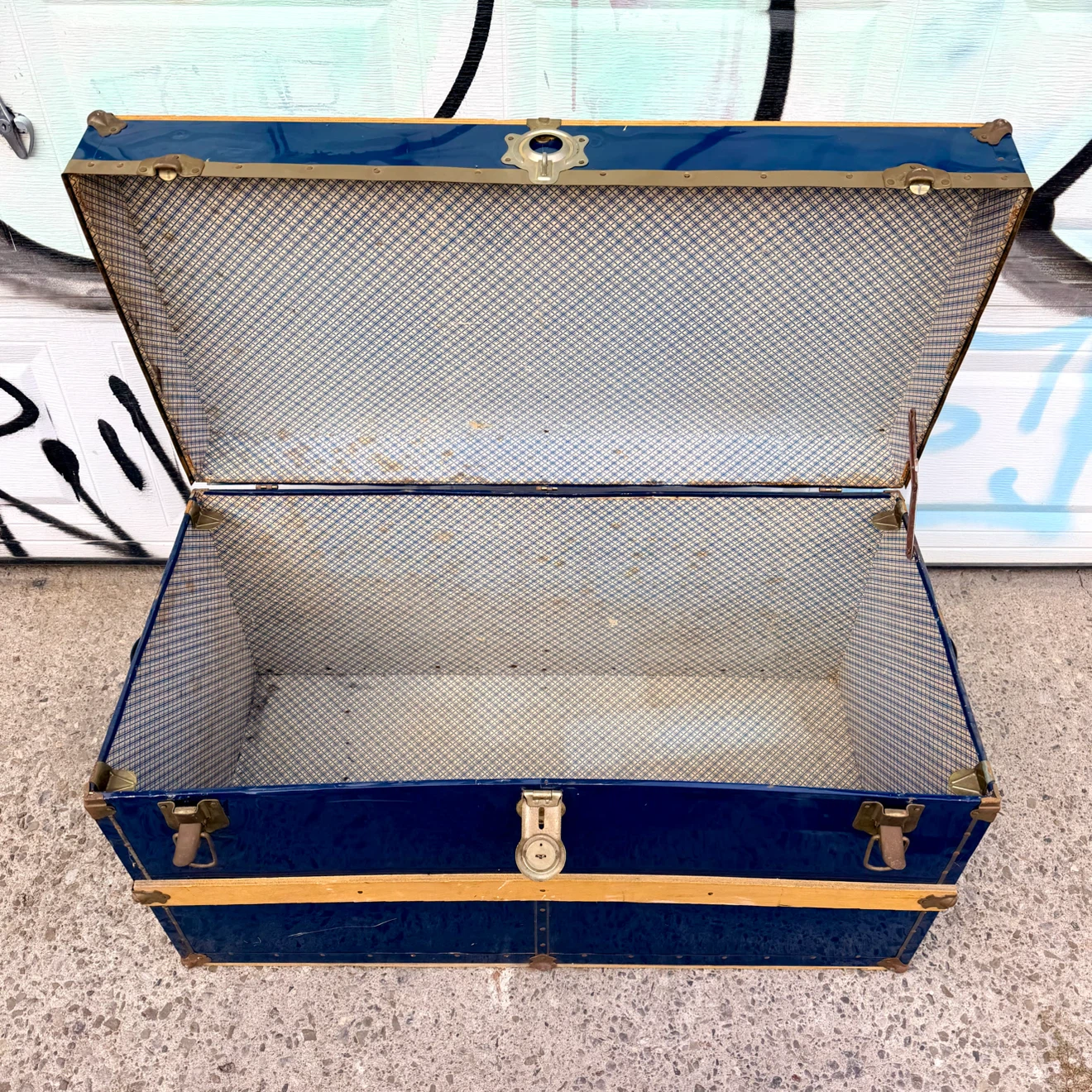 Vintage Steamer Trunk 🏈 - photo 3