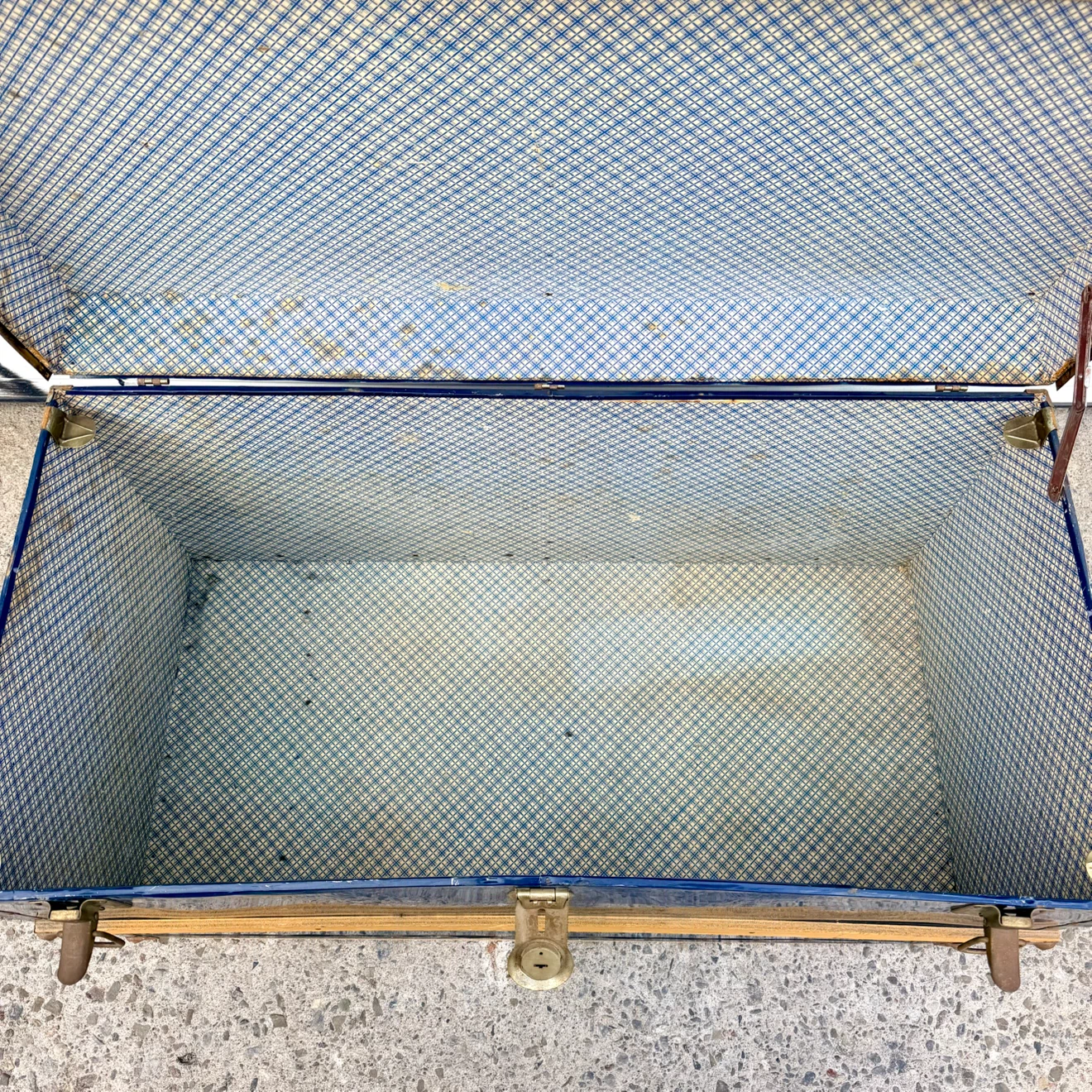 Vintage Steamer Trunk 🏈 - photo 4