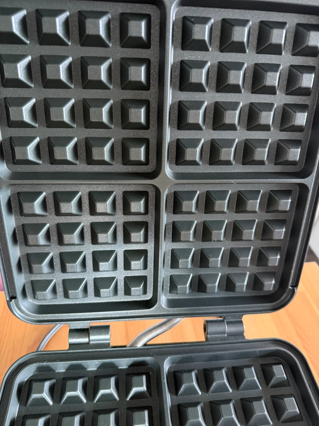 Cuisinart 4-Slice Belgian Waffle Maker - photo 2