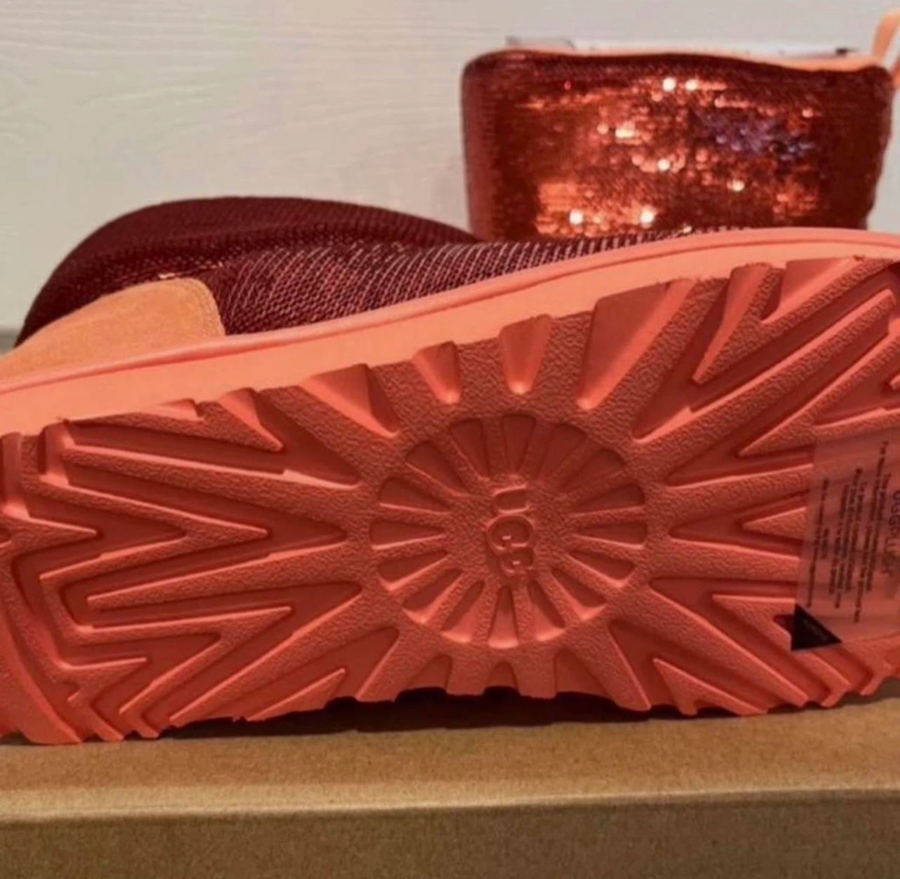 🏈UGG Limited Edition Coral Sequin Mini Boots - Size 8 - photo 3