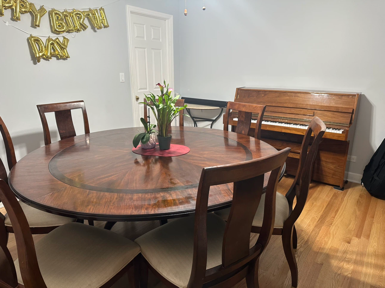 Large Round Dining Table Set with 8 Chairs – Excellent Condition - photo 2