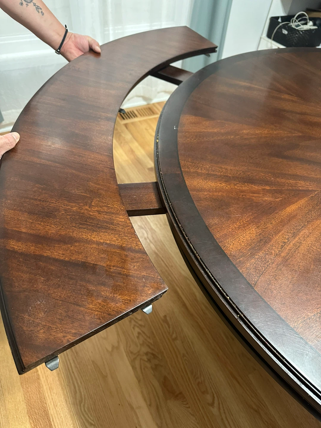 Large Round Dining Table Set with 8 Chairs – Excellent Condition - photo 3