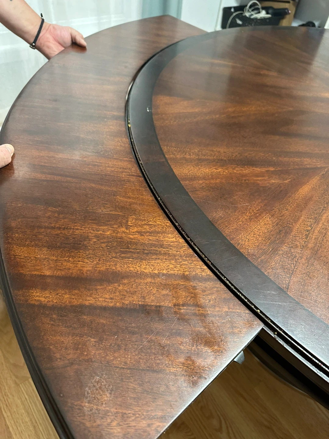 Large Round Dining Table Set with 8 Chairs – Excellent Condition - photo 4
