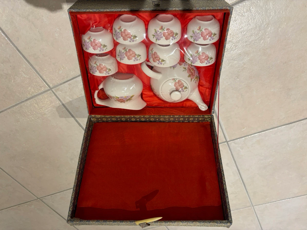 Floral Porcelain Tea Set in Presentation Box 🏈