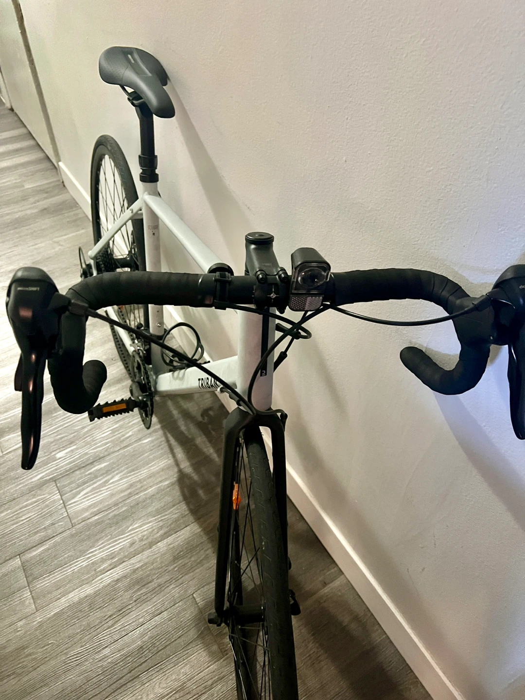 Triban RC120 Disc Road Bike – Excellent Condition - photo 2