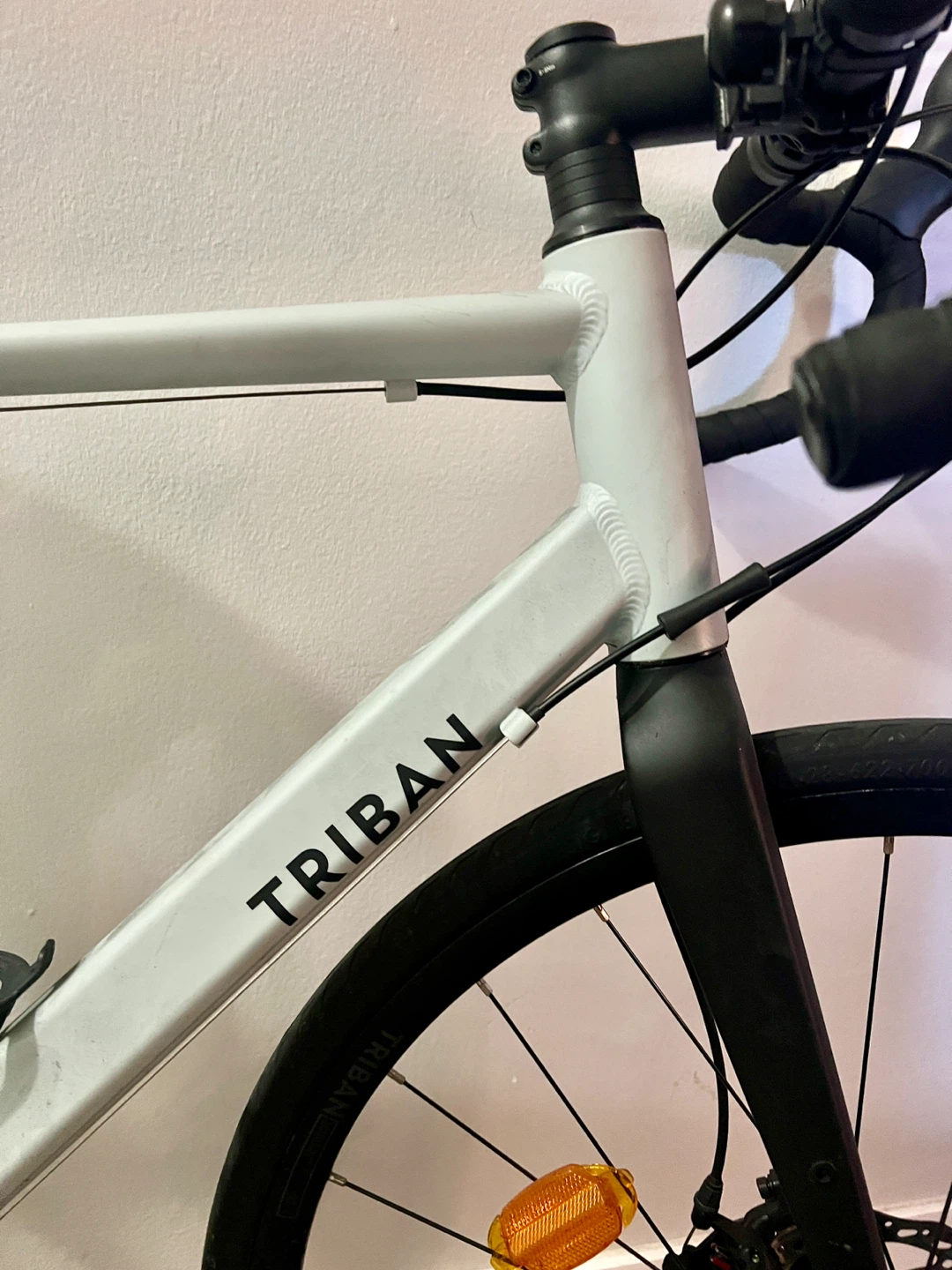 Triban RC120 Disc Road Bike – Excellent Condition - photo 3