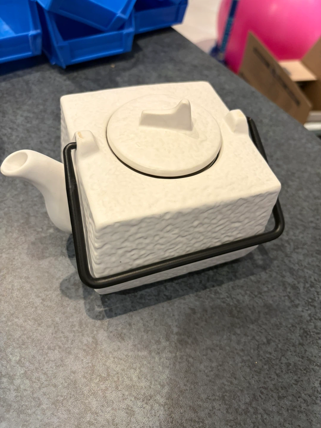 Square white ceramic teapot with strainer 🏈