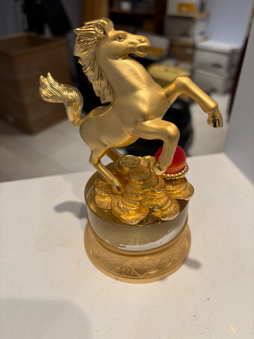 Gold-Coloured Horse Statue on Coin Base 🏈