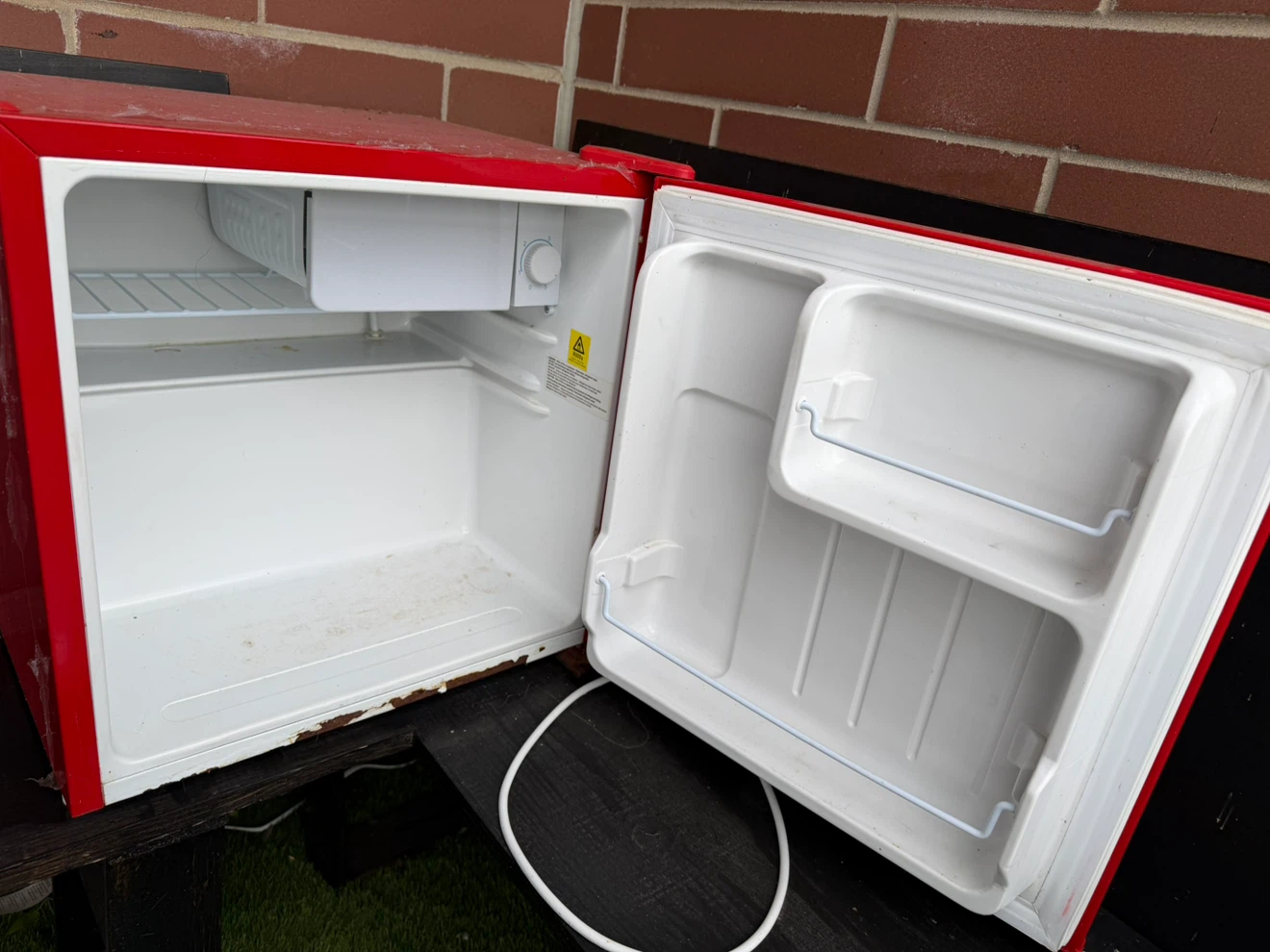 Frigidaire Retro Mini Refrigerator Red - photo 2