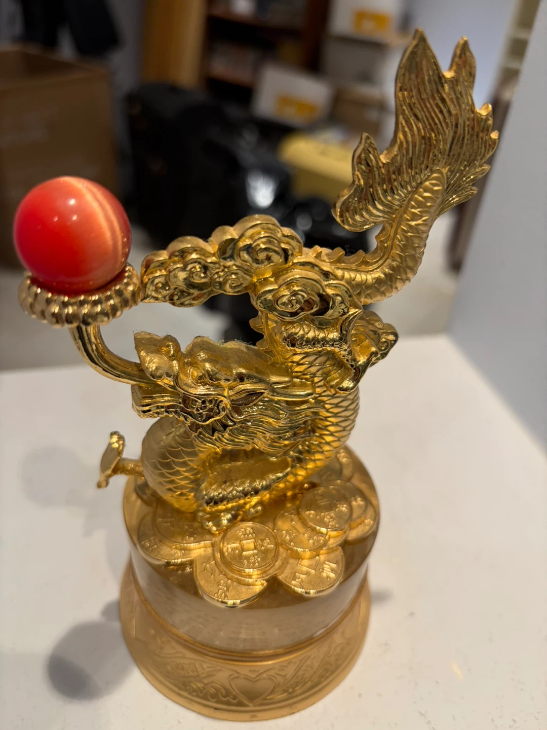 Gold-toned dragon figurine 🏈