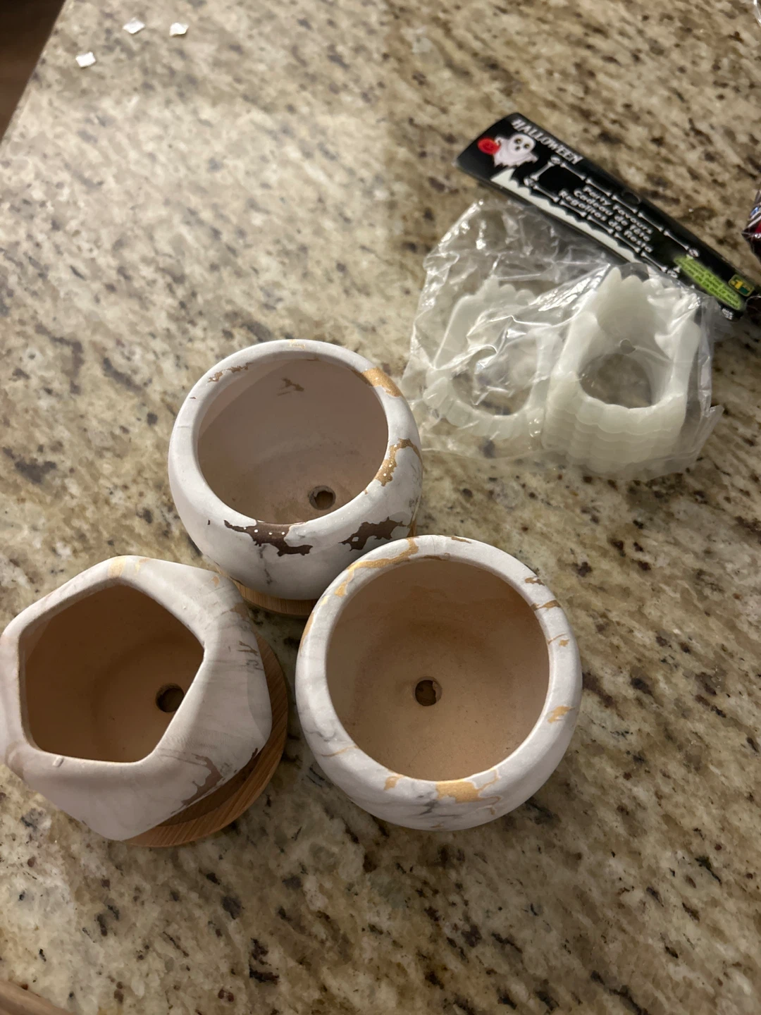 FREE-Set of 3 Marble-Effect Ceramic Planters + vampire teeth