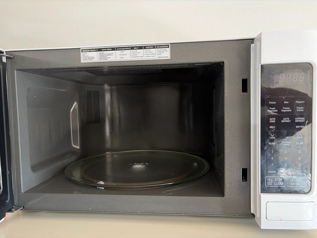 LG White Microwave - photo 3
