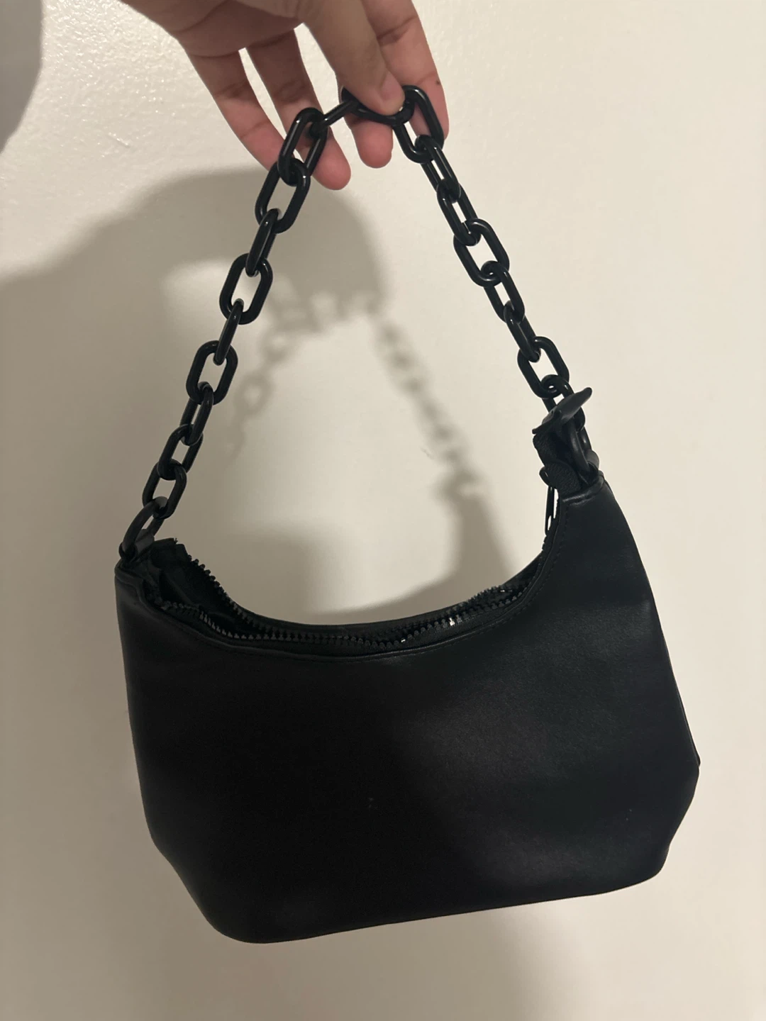 Black shoulder bag with chain strap🏈