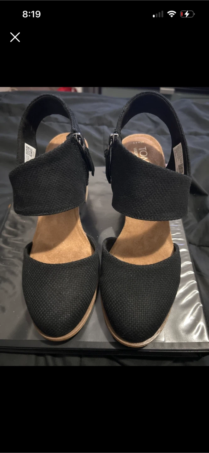 TOMS black wedges 🏈