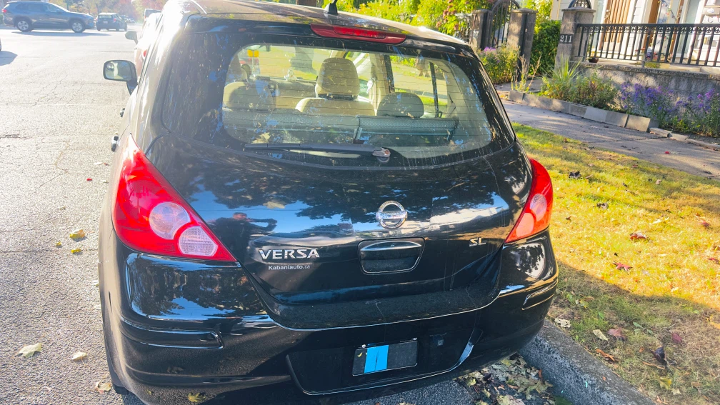 2009 Nissan Versa SL Hatchback - photo 3